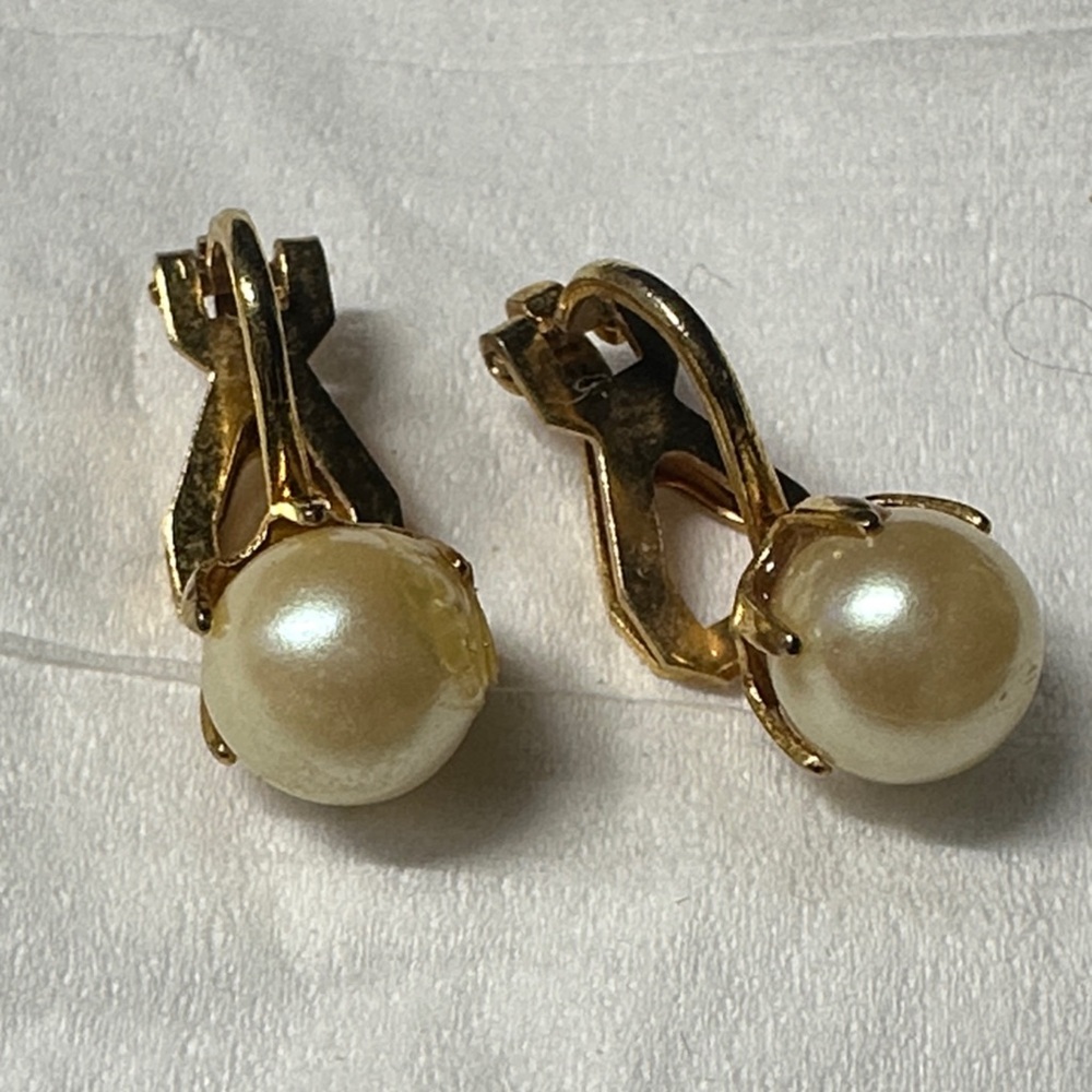 Vintage Classic Gold-Tone Pearl Clip-On Earrings - Cream Pearls